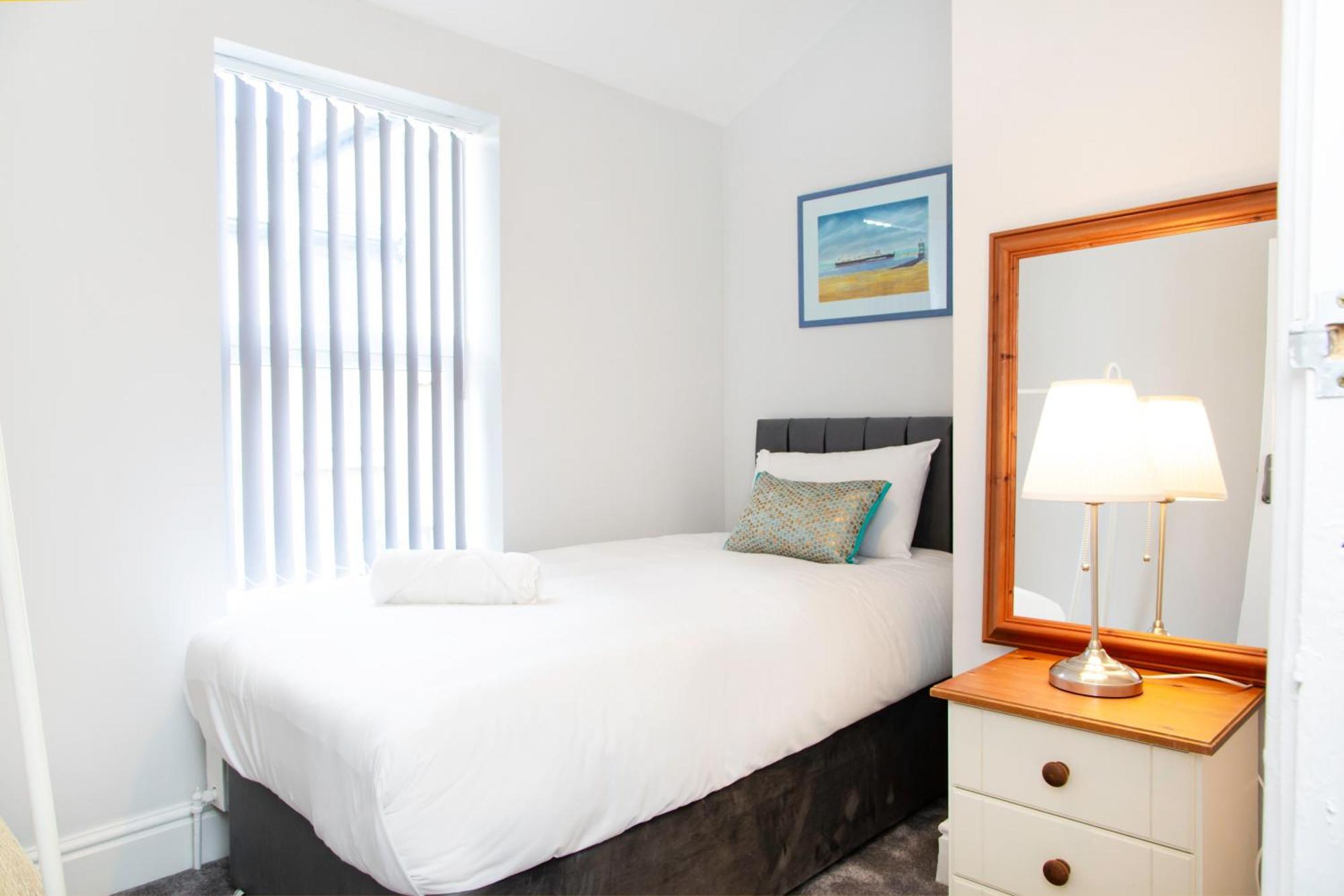 4 Bedrooms Spacious House With 2 Bathrooms Free Parking - Sleeps Up To 10 Guests Liverpool Exterior photo